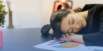 A sonequinha pós-almoço prejudica a digestão? Nutricionista explica