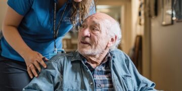 Hospital das Clínicas de Ribeirão Preto abre inscrições para curso de Cuidador de Idosos