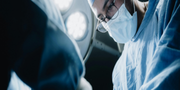 Cirurgia plástica e procedimentos estéticos em doenças reumáticas autoimunes: o que já sabemos — e o que ainda precisamos estudar