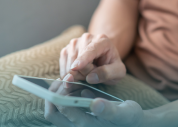 Artrite reumatoide: dor nas mãos ao usar celular pode ser sinal de alerta