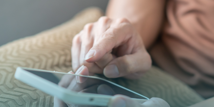 Artrite reumatoide: dor nas mãos ao usar celular pode ser sinal de alerta