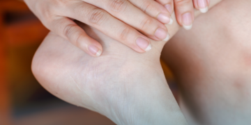 Dor nos pés, tornozelos ou coluna? Ortopedistas esclarecem possíveis causas